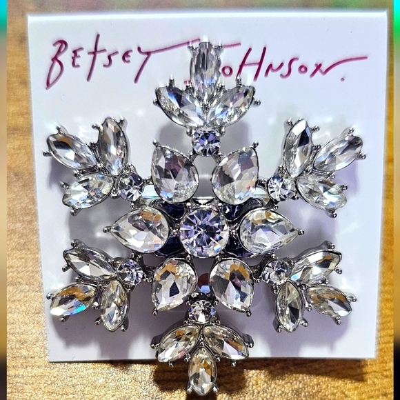 NWT Betsey Johnson Crystal Accented Snowflake Stretch Ring - Picture 1 of 2